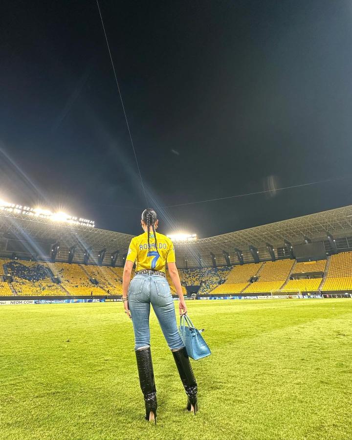 温馨一家人c罗女友乔治娜晒比赛日照片