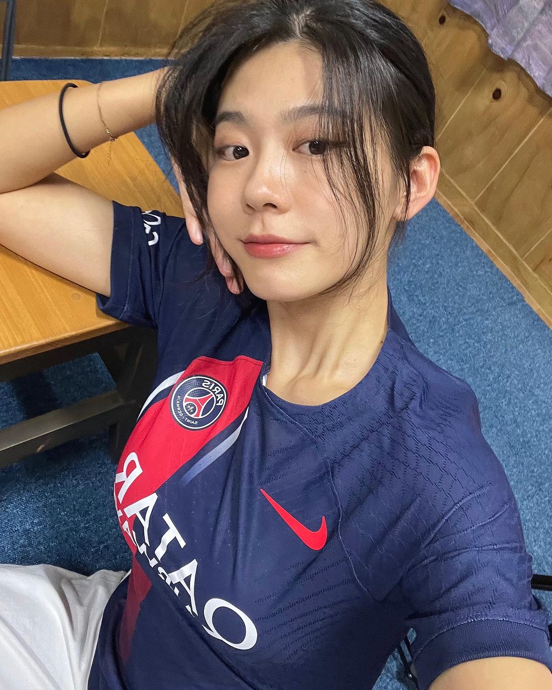 为庆祝李刚仁巴黎处子球,韩国美女球迷也穿上了她的...