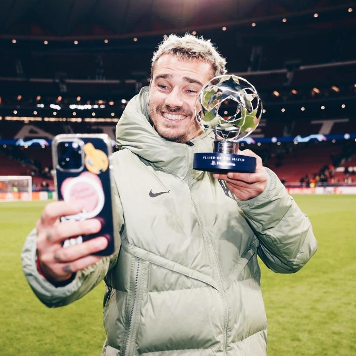 格列兹曼自拍展示奖杯