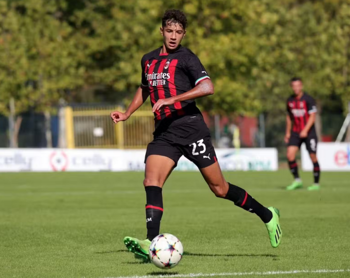 球探报告ac米兰06级后卫亚当巴库内模板米伦科维奇