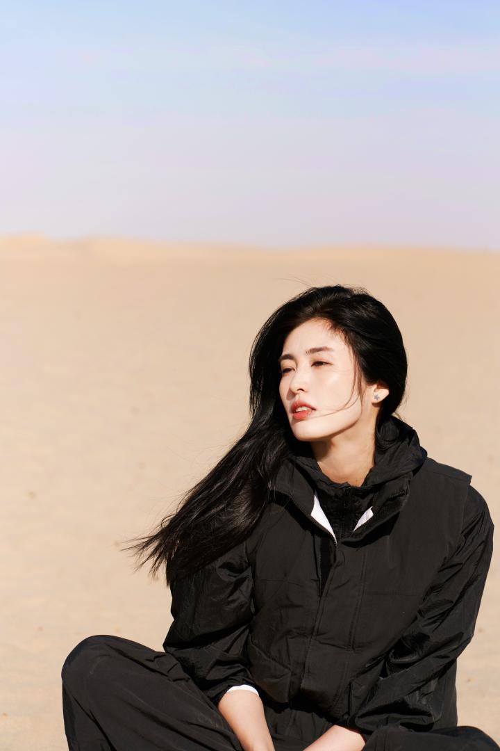 赵丽娜在沙漠中展现自由率性之美