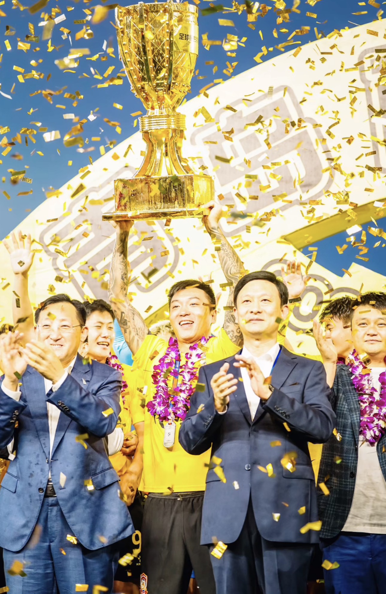 青岛西海岸队长田勇圆满的一年圆梦了兄弟们明年中超再战