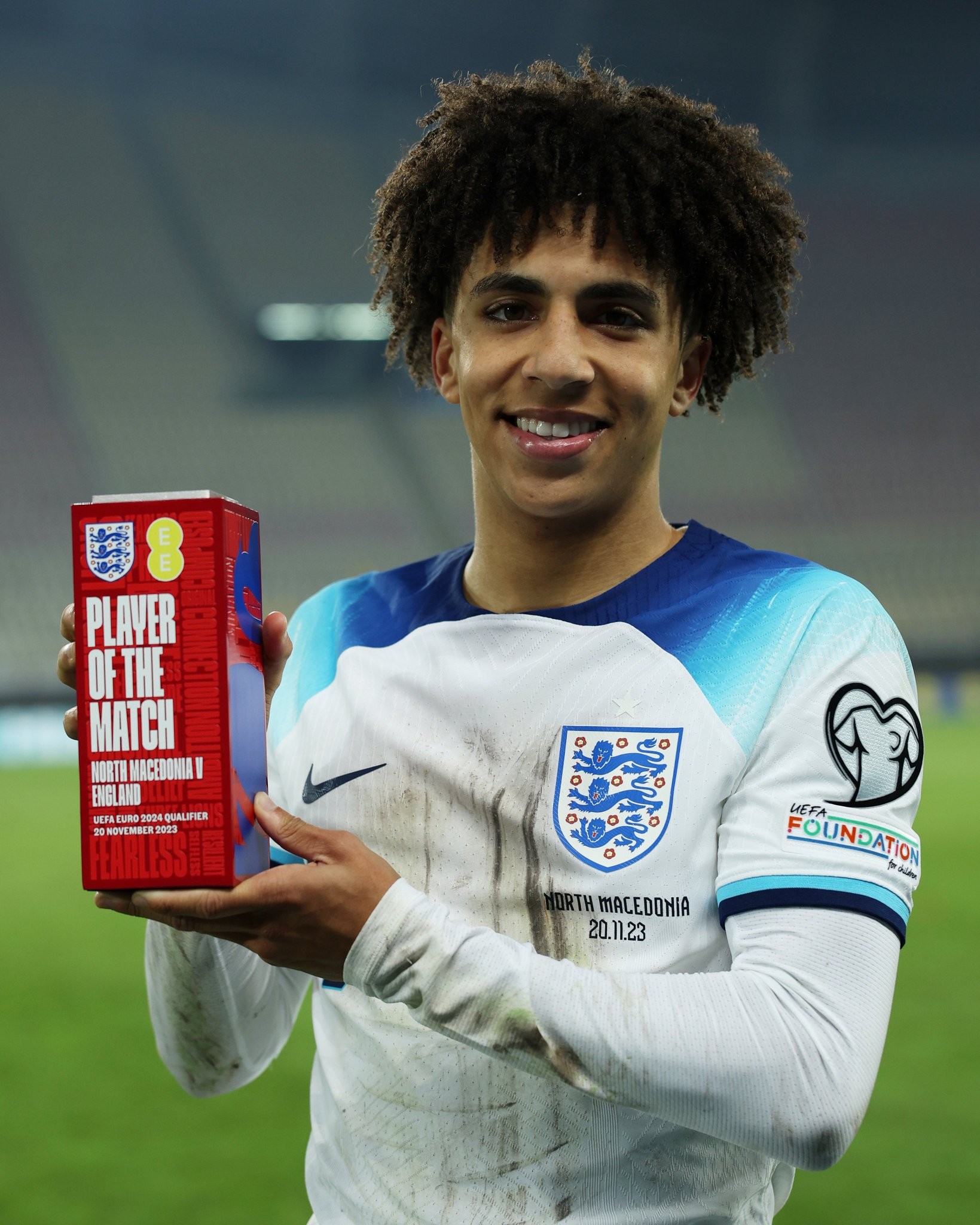 英格兰队官方:里科-刘易斯当选与北马其顿一役队内最佳球员