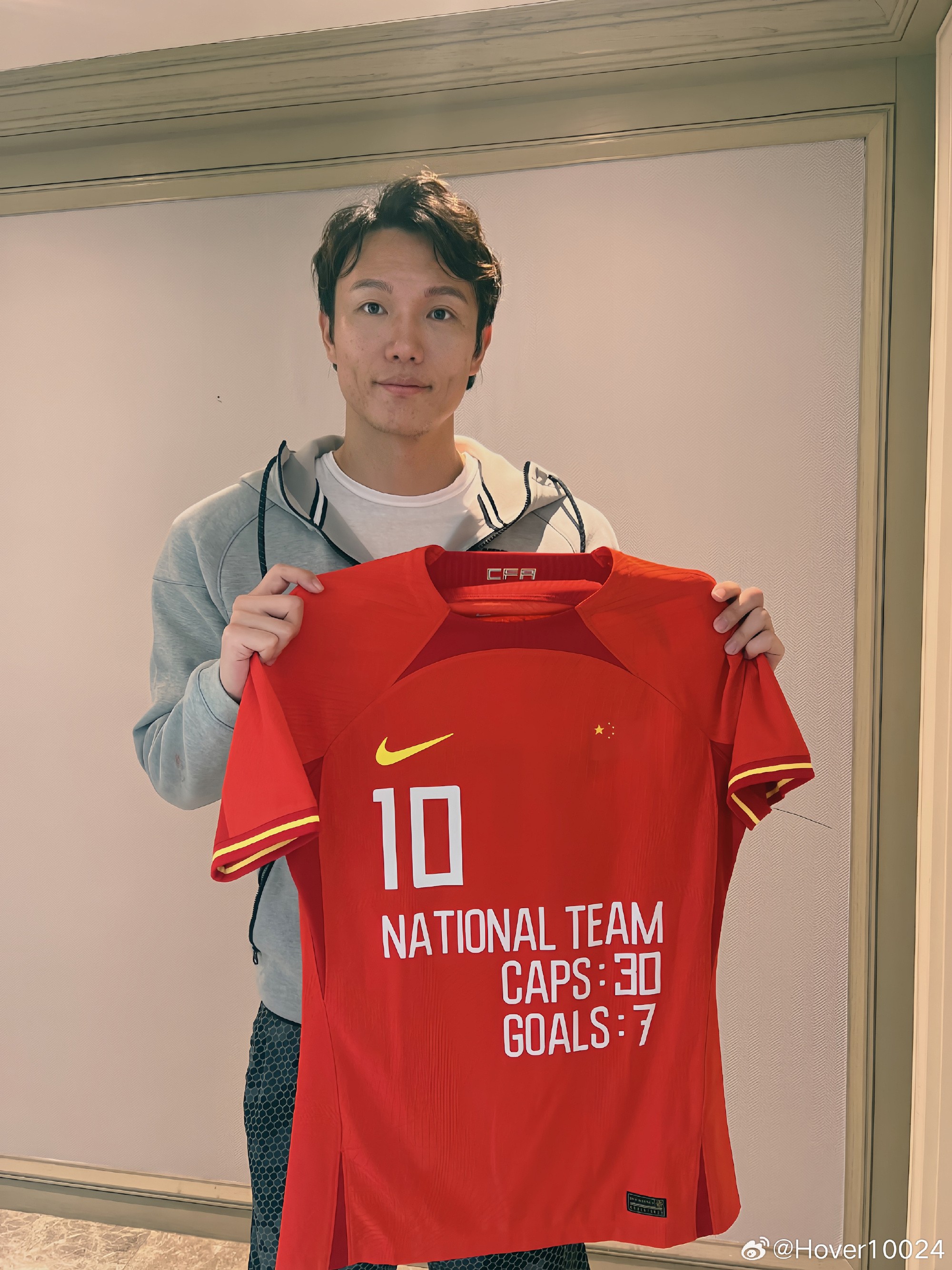 邓卓翔晒国家队纪念球衣让我们一起为中国足球加油