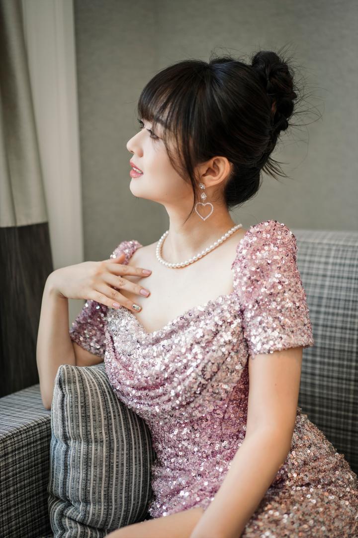 闪亮登场!棋手战鹰身穿星光亮片礼服,温婉知性明媚动人|懂球帝