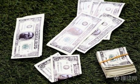 假钞变真钱？米兰球迷在网上出售印有多纳鲁马头像的假钞