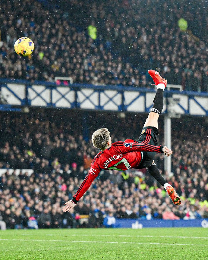 加纳乔的倒挂金钩进球像鲁尼庆祝像c罗