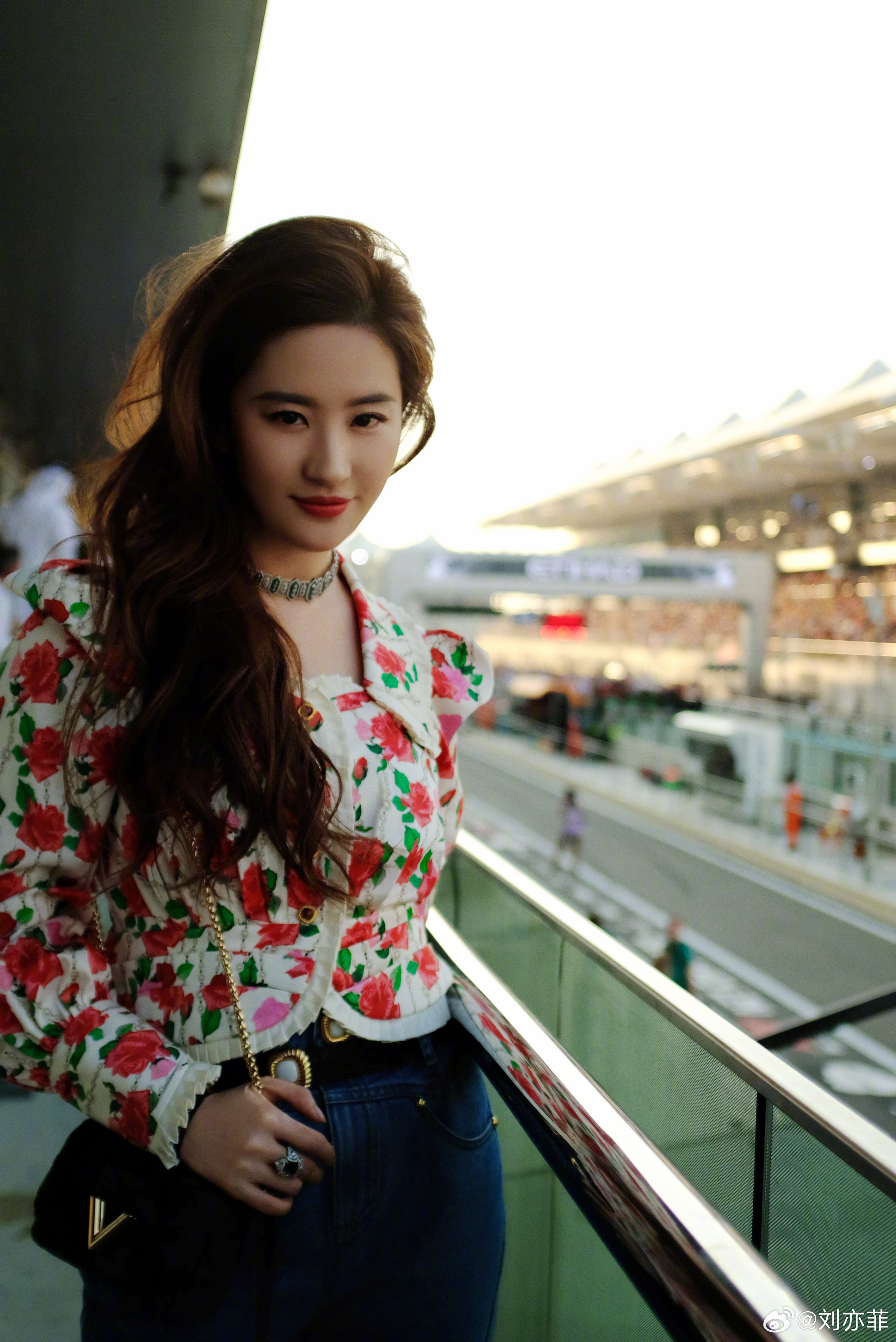 太养眼了女神赛车刘亦菲社媒晒f1阿布扎比站现场观赛照