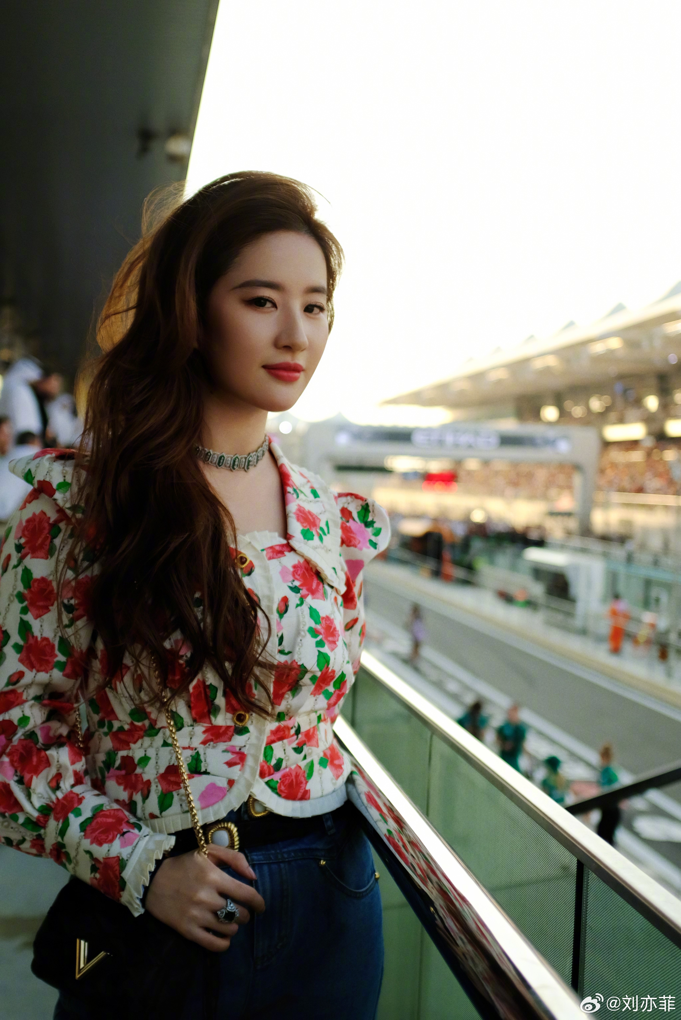 太养眼了!女神 赛车,刘亦菲社媒晒f1阿布扎比站现场观赛照