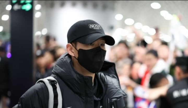 戴口罩帽子捂得严实孙兴慜躲在克林斯曼身后韩国队抵深