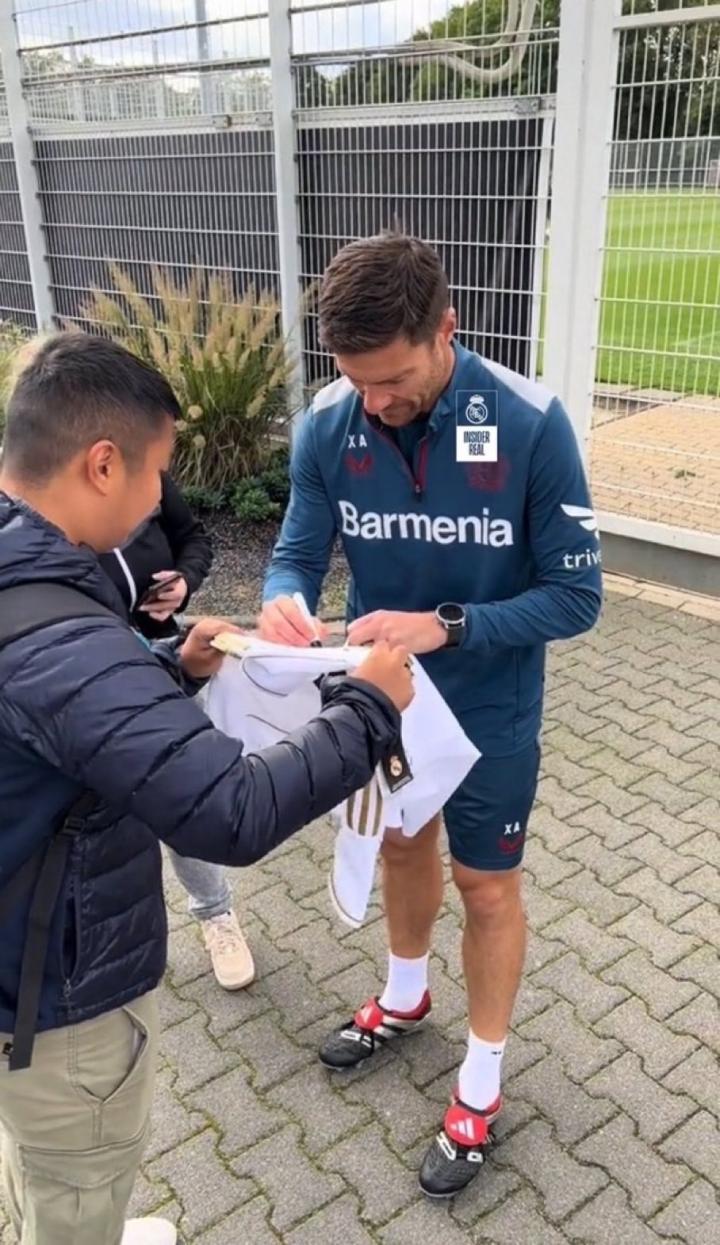 哈维阿隆索为皇马球衣签名