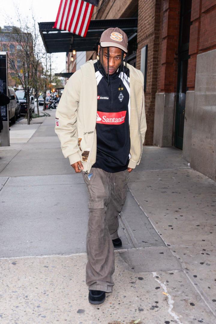 travisscott昨日穿着门兴球衣出现在了街头