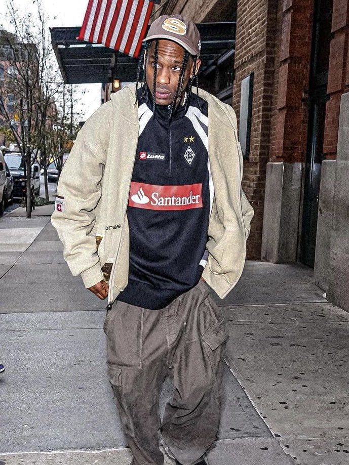 travisscott昨日穿着门兴球衣出现在了街头