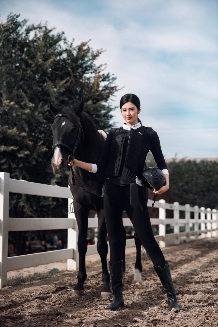 这一次,她来到马场,化身为女骑士.