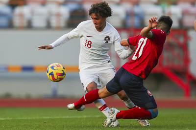 埃尔-席尔瓦和吉马良斯攻击手阿丰索-梅雷莱斯的进球取得小组三连胜