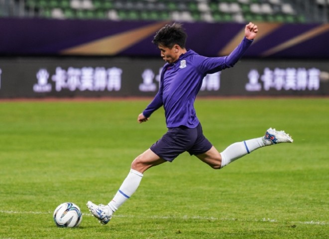 赛前踩场戴伟浚穿新战靴亮相银鞍照白马飒沓如流星