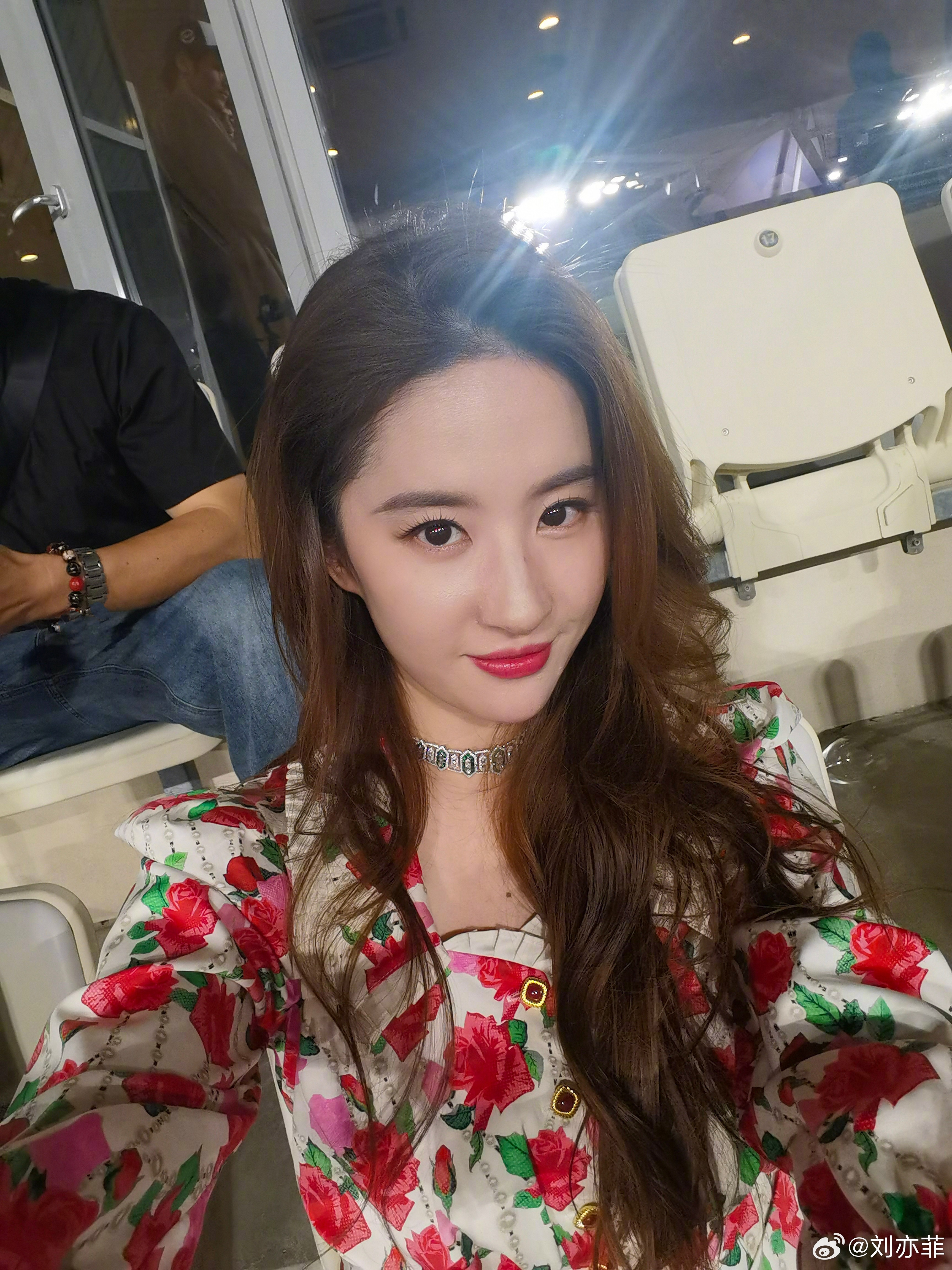 太养眼了!女神 赛车,刘亦菲社媒晒f1阿布扎比站现场观赛照