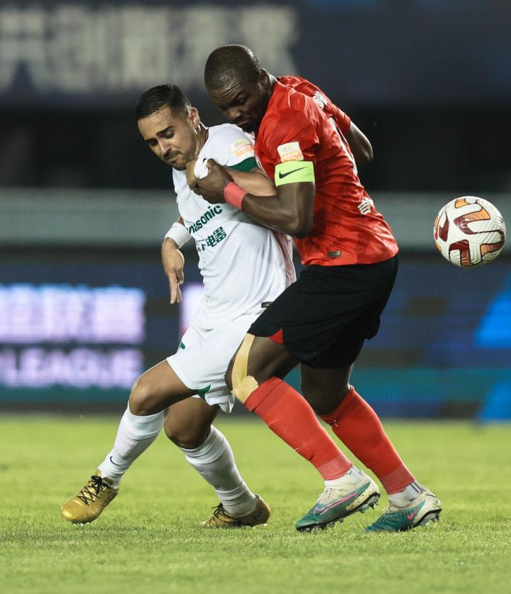 亚泰故事同框9号战袍穿金靴莱昂纳多感谢福地亚泰