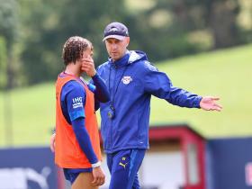 哈维-西蒙斯备战新赛季，转会传闻不断