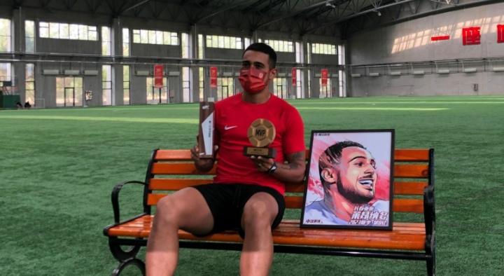 在长春亚泰和浙江队,莱昂纳多共出战28场中超比赛,斩获19粒进球和8次