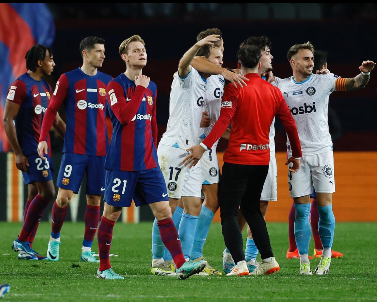 巴萨哈维传递球迷重要信息在一次充满激情的新闻发布