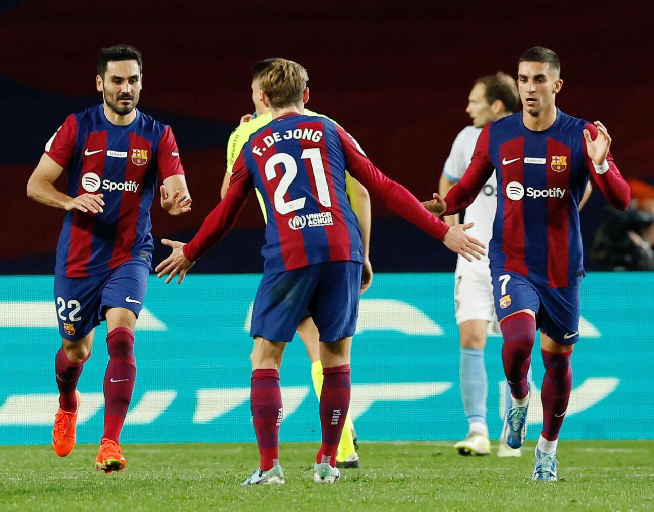 巴萨哈维传递球迷重要信息在一次充满激情的新闻发布