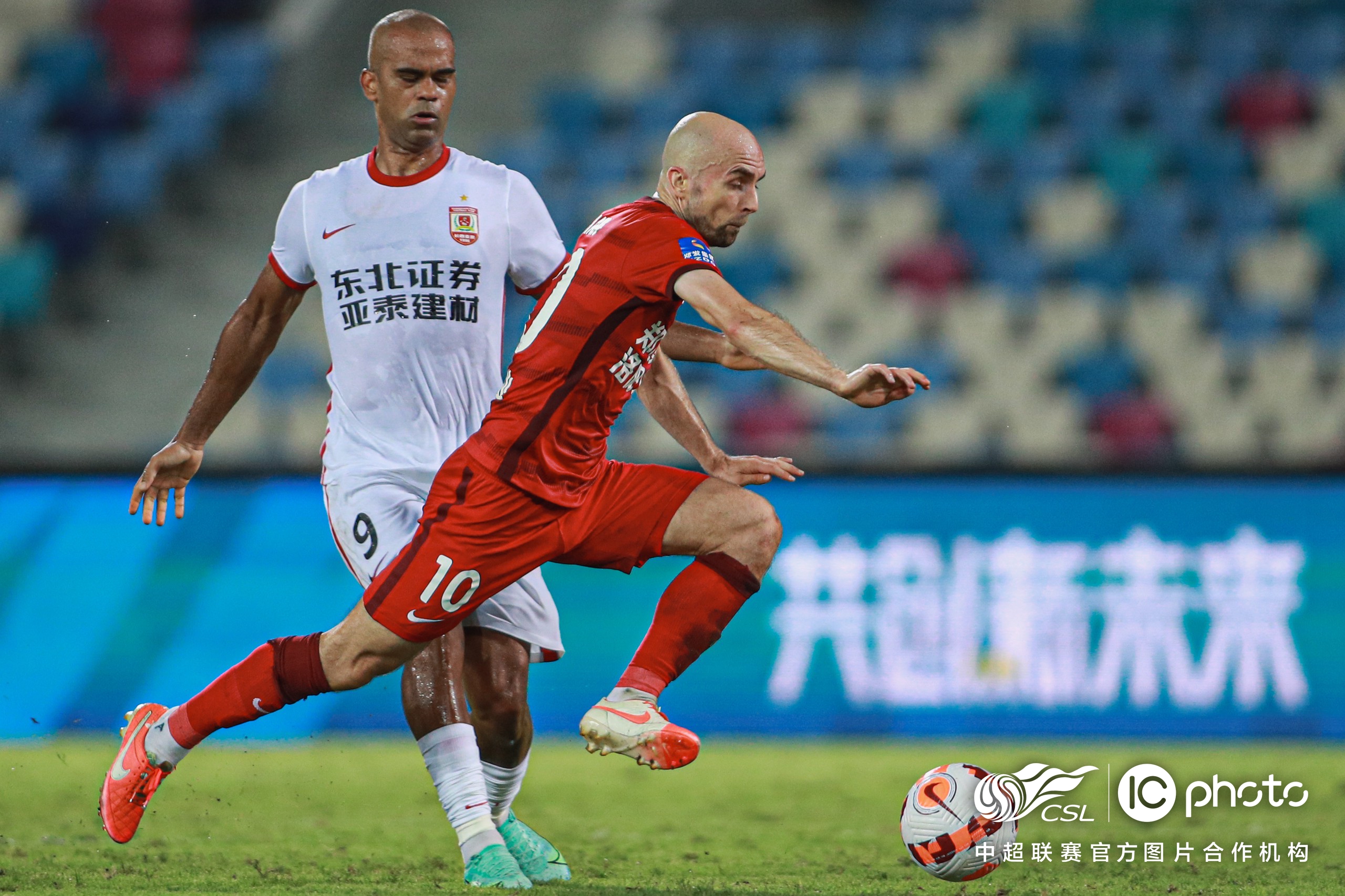 始于长春终于亚泰阿德里安5个半赛季中超之旅很精彩