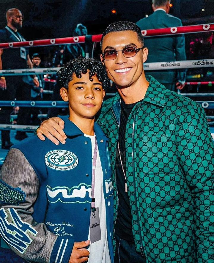 c罗和儿子迷你罗观看拳击比赛