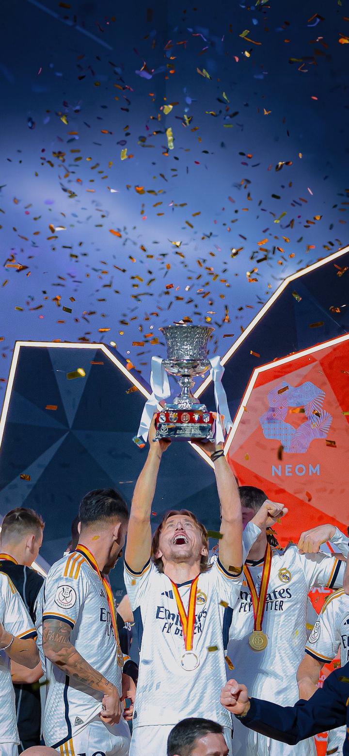 再给皇马球迷们补充一下西超杯夺冠壁纸4k