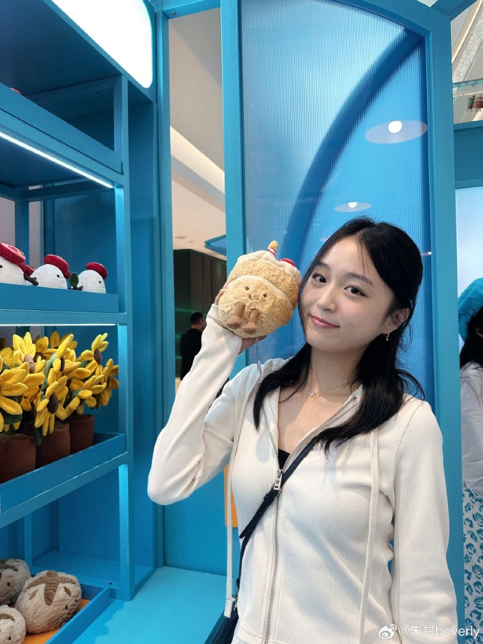 朱易社媒：趁着休息日，开启短暂的多巴胺模式