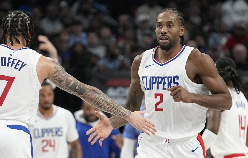 状态火热莱昂纳德三节打卡16中10高效贡献22分7篮板4助攻