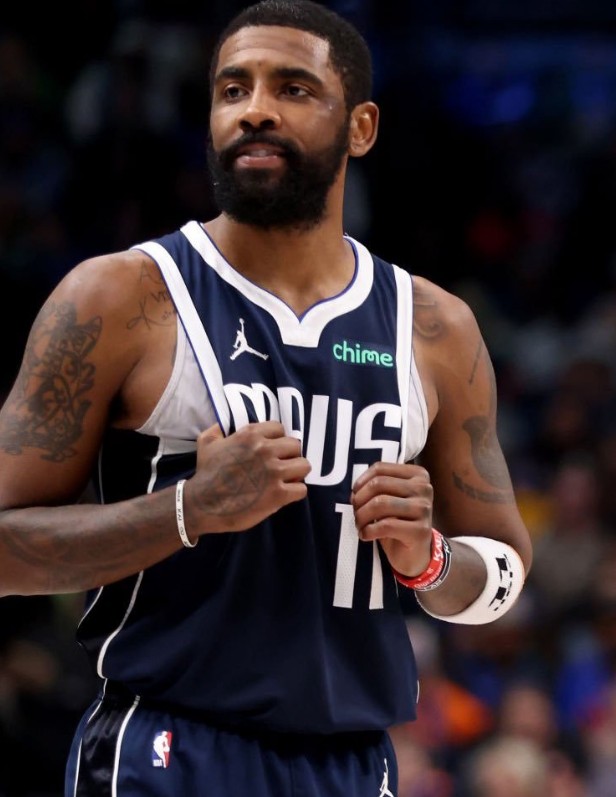 此役,独行侠球星东契奇缺阵,凯利-欧文独自带队,全场出战40分钟,投篮