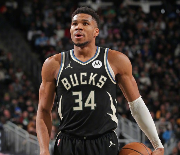 稳定输出,字母哥出场36分半,22中13取33分8板5助&末节15分