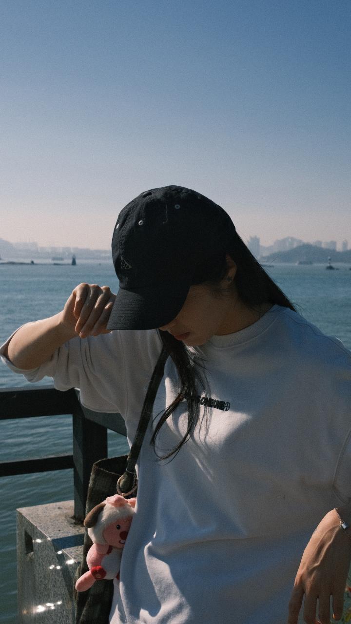 赵丽娜在厦门海边拍照