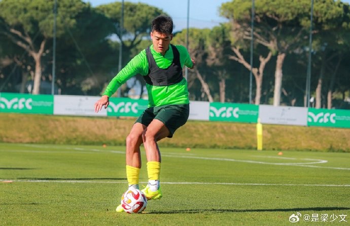 北京国安队员梁少文晒热身赛照片:搏一搏吧