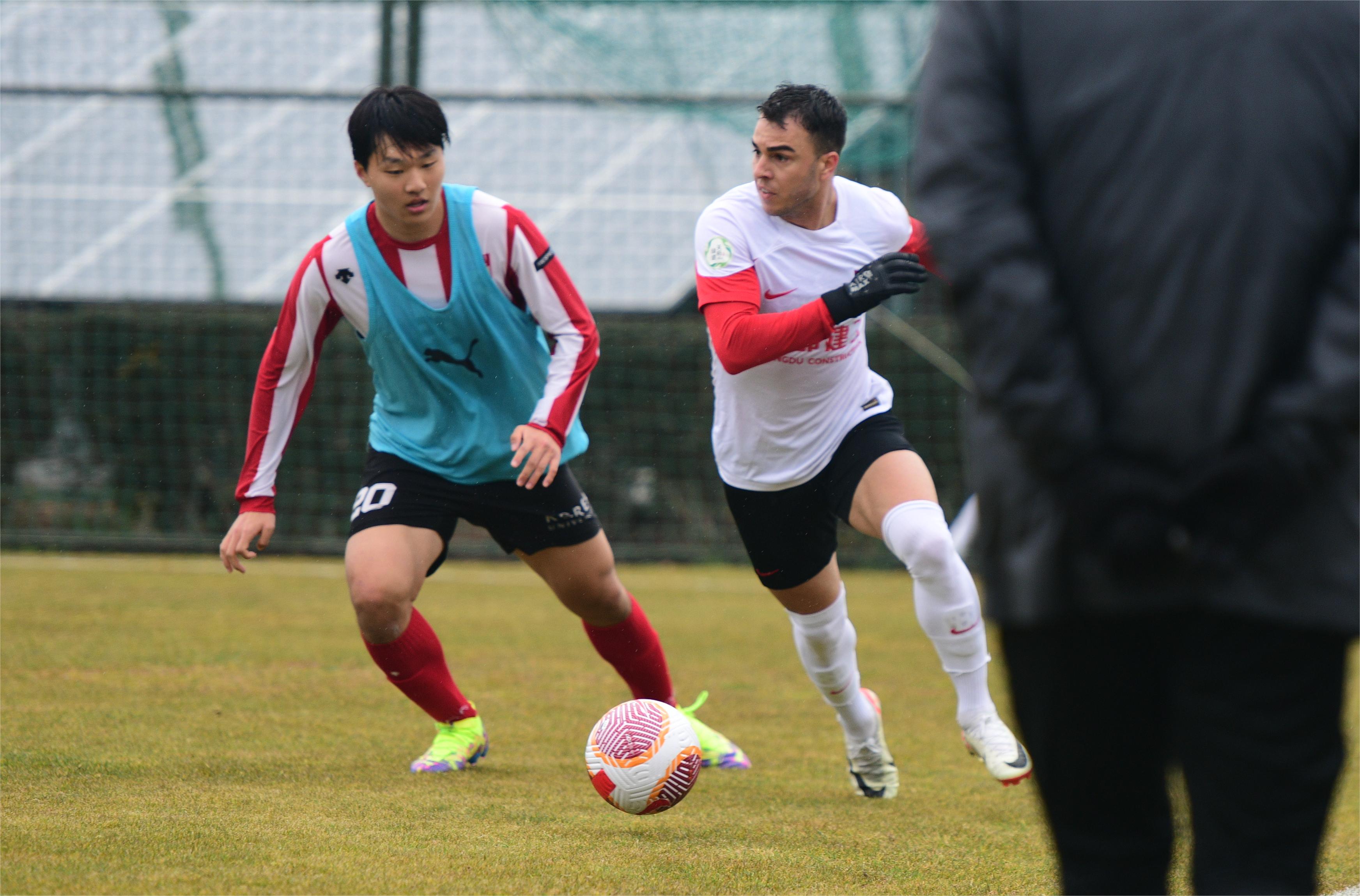 1月30日韩国济州岛高丽大学足球训练基地内成