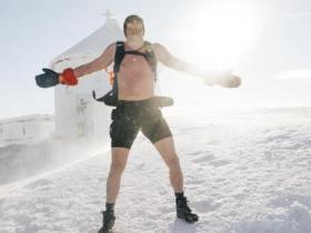 前德国国脚许尔勒再次挑战极限，零下十五度赤裸上身攀登雪山