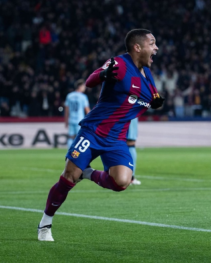 罗克ins更新:活在梦想中,感谢我的上帝,感谢我...|巴塞罗那|维托尔-罗