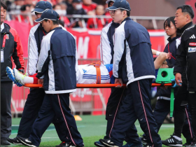 横滨水手球员宫市亮发生头部碰撞 伤情堪忧