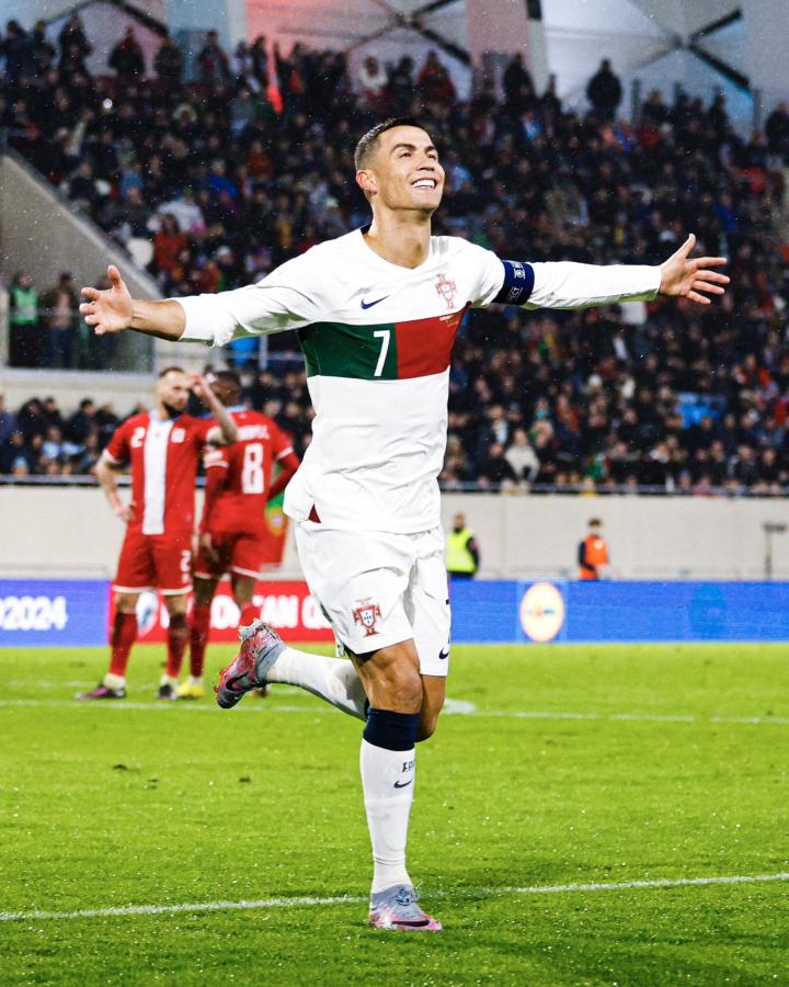 葡萄牙国家队官方祝贺c罗生日快乐我们永远的goat