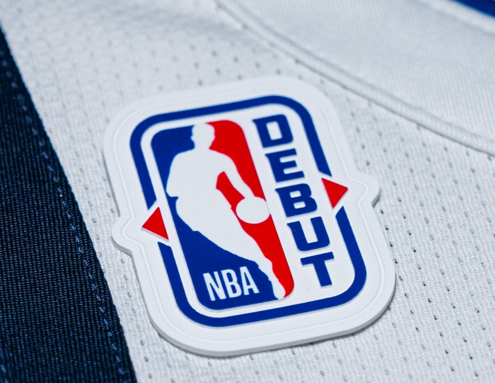 官方：NBA新秀首场比赛将佩戴首秀徽章，之后嵌入球星卡发售