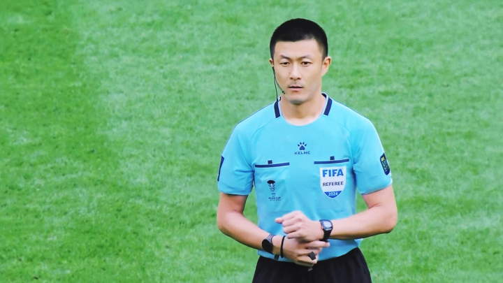 傅明亚洲杯八强战判罚分析:大心脏气场全开,强执法开放精准