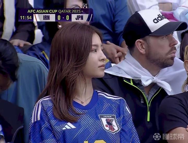 现场支持男友，堂安律女友观看日本队亚洲杯比赛