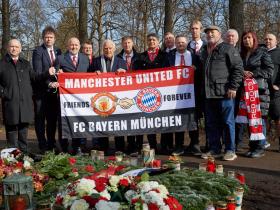 曼联举行慕尼黑空难66周年纪念仪式，并向足球皇帝贝肯鲍尔致敬