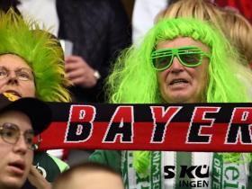 勒沃库森主场击败拜仁，狂欢节装扮的维尔茨父母见证胜利
