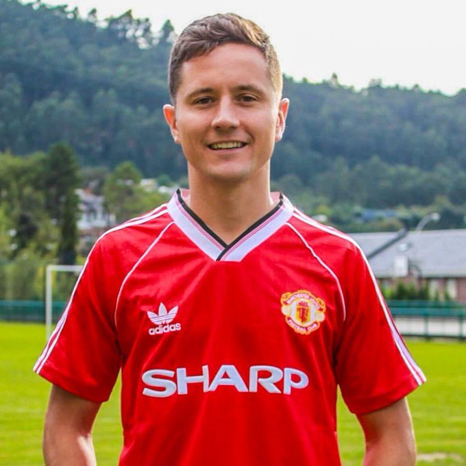 埃雷拉穿着曼联复古球衣