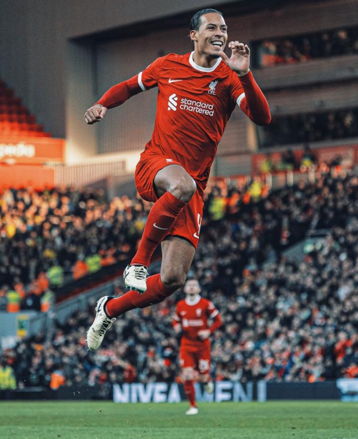 利物浦后卫范戴克连续四场赢得了100的空中对抗