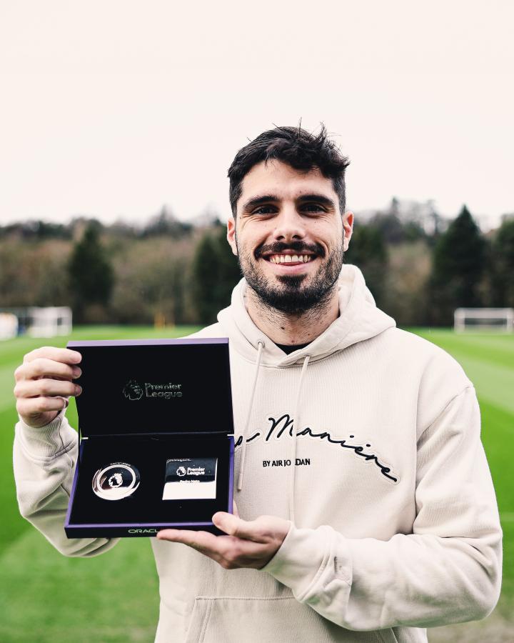 佩德罗内托领取了自己的英超百场纪念奖牌他在去