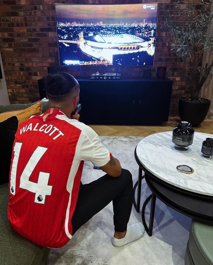 一日枪手终身枪手阿森纳名宿沃尔科特在家身穿当