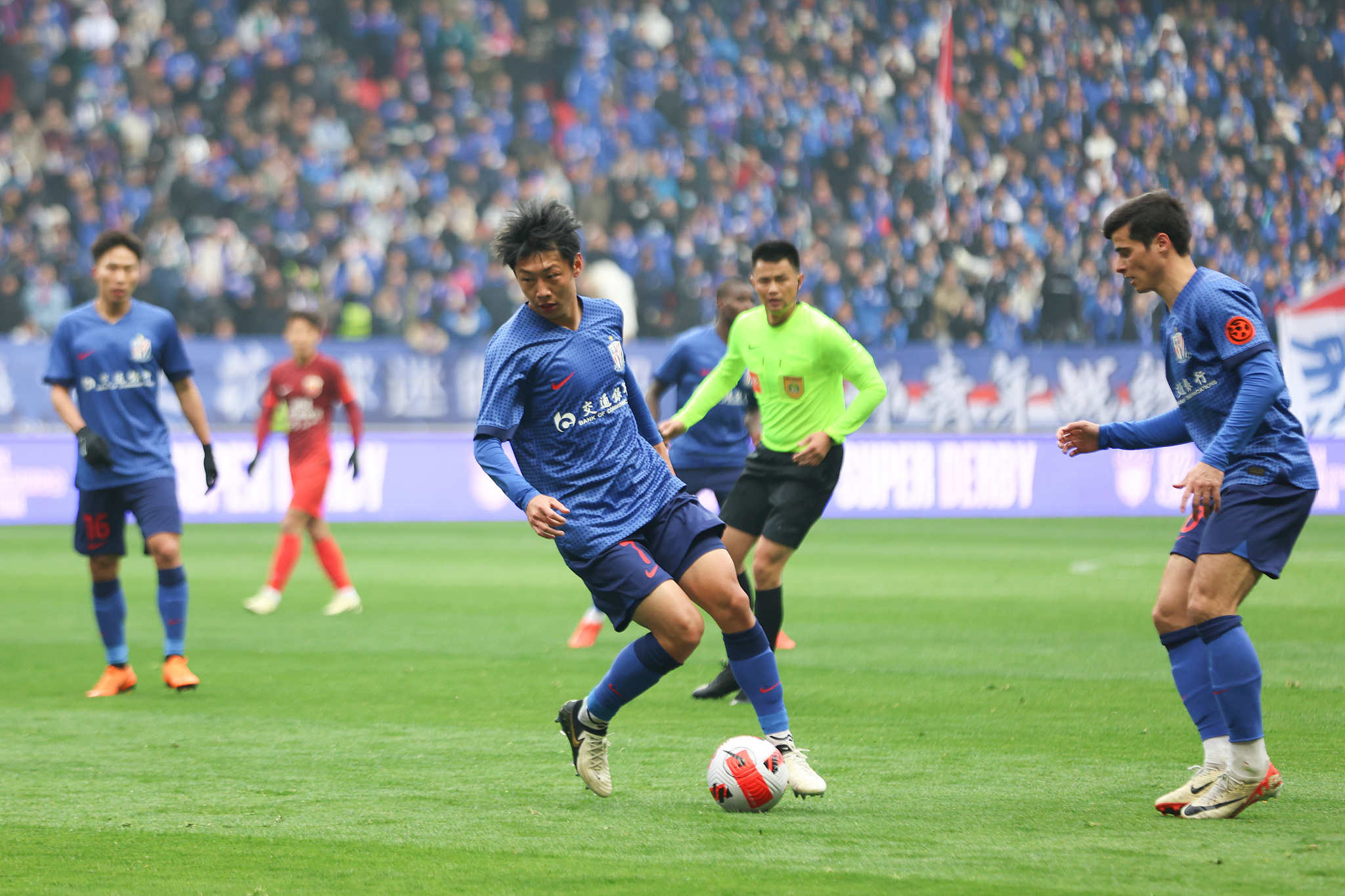 马莱莱制胜球上海申花10海港捧起2024超级杯冠军